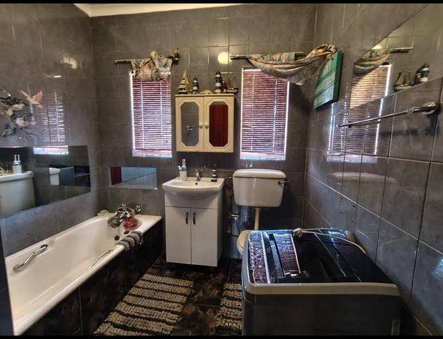 2 BEDROOM APARTMENT TO LET IN THREE RIVERS
